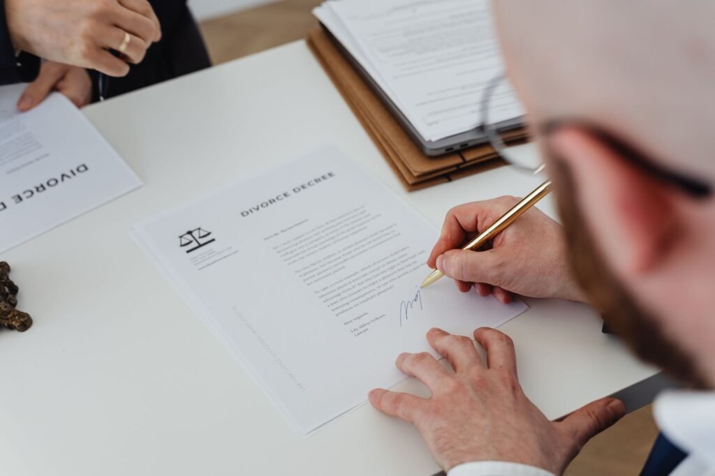 Chapter 7 vs Chapter 13 bankruptcy moving abroad expat — photo by www.kaboompics.com via Pexels